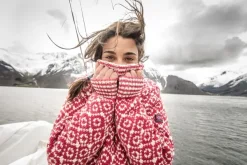 Devold Hupparit, Fleecet Ja Välipaidat^Svalbard Sweater High Neck Unisex Hindberry/Off White