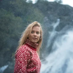 Devold Hupparit, Fleecet Ja Välipaidat^Svalbard Sweater High Neck Unisex Hindberry/Off White
