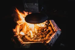 Muurikka Avotulelle^Pannu 48 cm Jaloilla