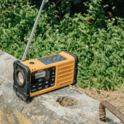 Sangean MMR88 DAB hätäradio kammella, keltainen| Ensiapu Ja Turvallisuus