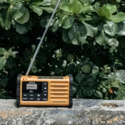 Sangean MMR88 DAB hätäradio kammella, keltainen| Ensiapu Ja Turvallisuus