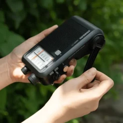 Sangean Ensiapu Ja Turvallisuus^MMR77 hätäradio kammella, musta